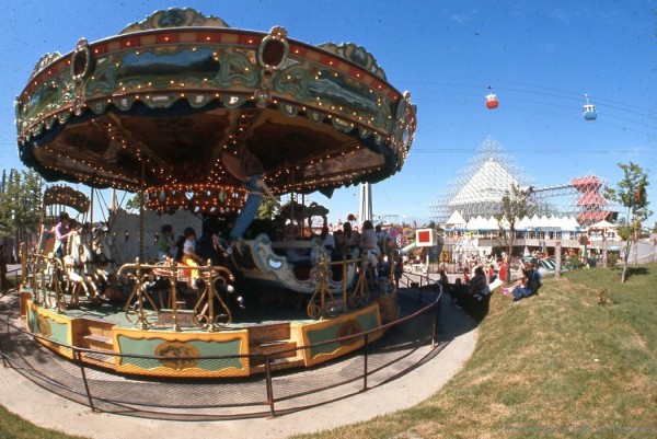 Le Galopant, carrousel antique de La Ronde. VM94-EX265-091A
