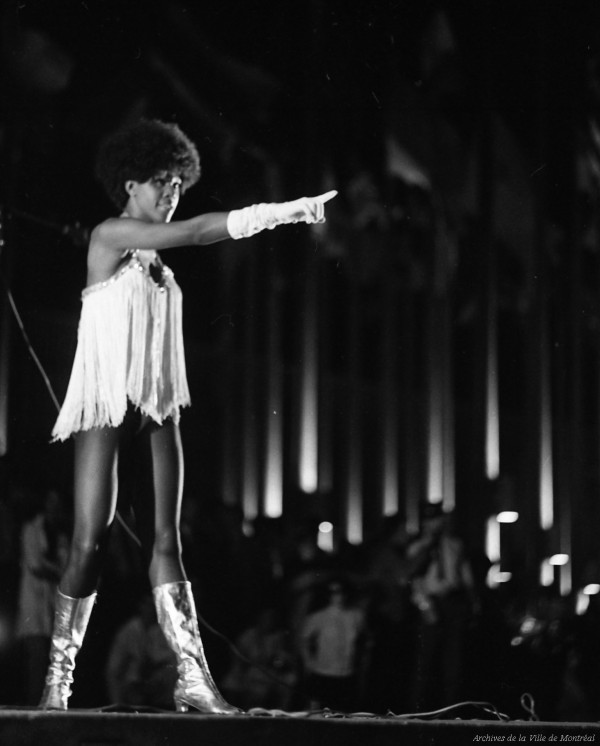 Une danseuse au spectacle de James Brown, 2 août 1969. Photo par Gordon Beck. VM94-TH9-242-006