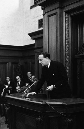 Discours d'André Malraux dans la salle du conseil municipal de Montréal, 10 octobre 1963, VM94-E316-014