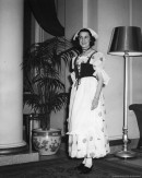 Jeanne Boutin portant le costume du tricentenaire, vers 1942. P121,P4