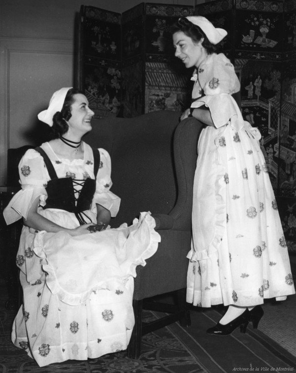 Jeanne Boutin et une collègue portant le costume du tricentenaire, vers 1942. P121,P5