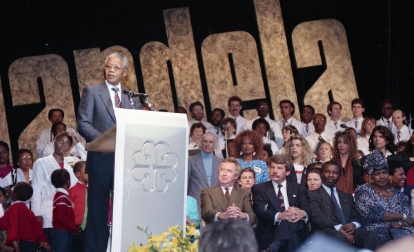 Discours de Nelson Mandela sur le Champ-de-Mars à Montréal, 19 juin 1990, VM94, U5437-333