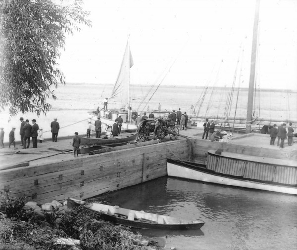 Pointe-aux-Trembles (Montréal) : activité sur le quai (bateaux, voiliers, personnages...) / Reproduction d'Edgar Gariépy . - [19-]