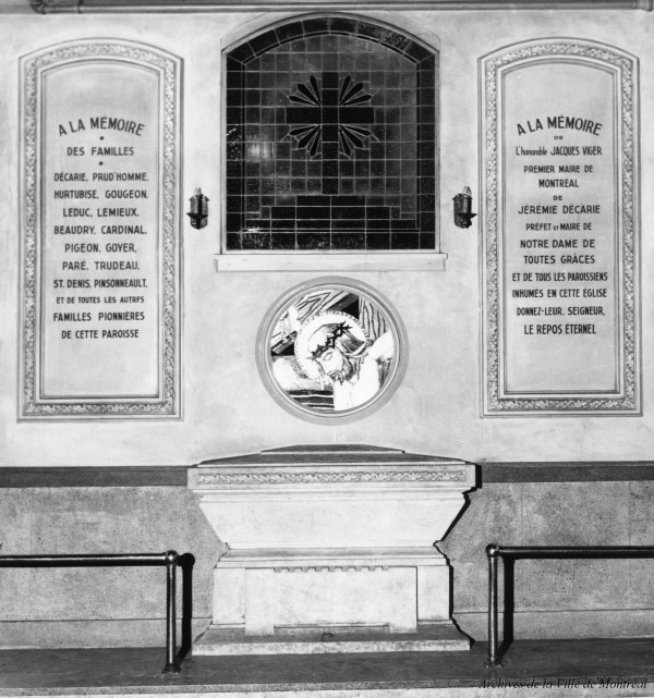 Mémorial au sous-sol de l'église Notre-Dame-de-Grâce, vers 1975, VM6, R3690-2_5375-014