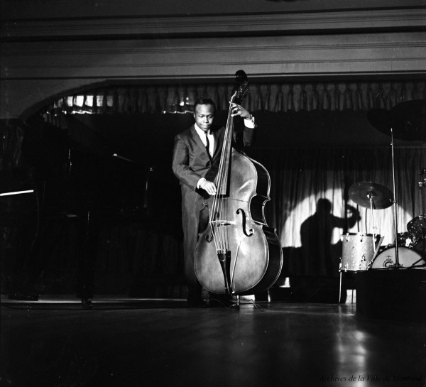 Bassiste dans un club montréalais, 1964, VM94-S1-052