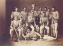 Équipe de crosse de Kahnawake, 1876, BM67_1-04 (le capitaine Sawatis Aiontonnis à l'arrière avec la coiffe)