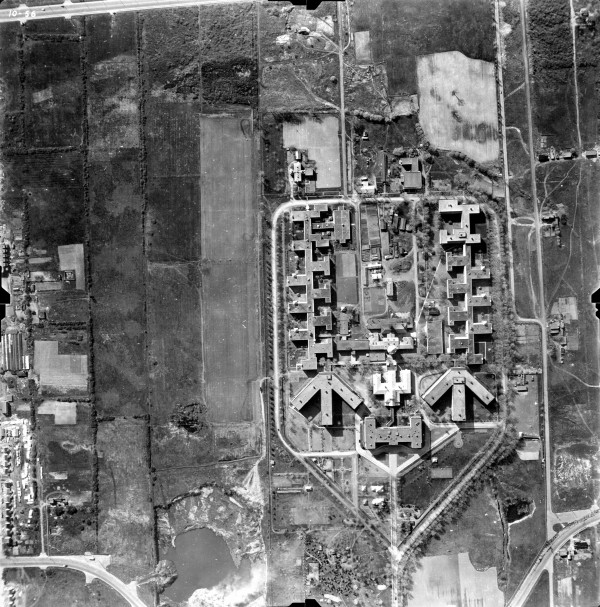 Photo aérienne, Hôpital et région immédiate, 1947. VM97, S3, D7, P10-56