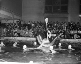 Premier gala aquatique Concordia : N.D.G. pool, 15 mai 1954, VM105-Y-1_117-009