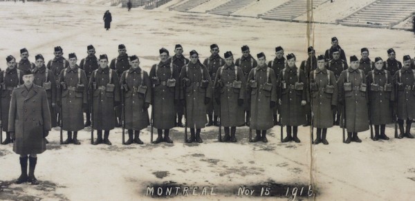 Le régiment du Black Watch sur le Champ-de-Mars à Montréal, la veille de son départ pour l'Europe. 1916.