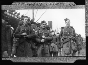 Départ de soldats pour l'Europe. 1914-1918. Musée McCord. Cliquer sur la photo pour accéder à la liste des soldats du 22e enrôlés en 1915.
