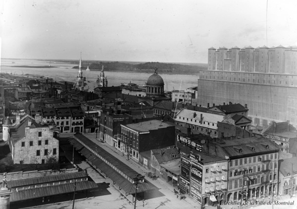 Le Vieux-Montréal pris de l'édifice de la Sauvegarde, photographie d'Edgar Gariépy vers 1914, BM42,G1044