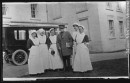 Officier et infirmières. Vers 1915. Musée McCord.
