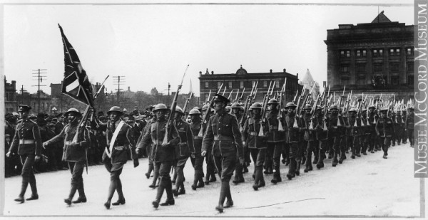 Les Victoria Rifles, de retour à Montréal en 1919. Musée McCord.