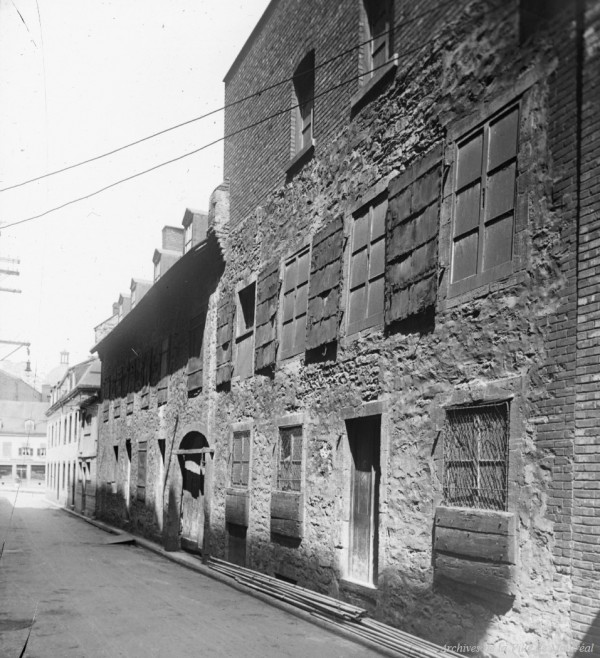 Petite rue du Vieux-Montréal, vers 1917. BM42-G0860