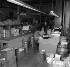 Employées de la Canadian Buttons Limited, rue Sainte-Antoine. 31 mai 1967. VM94,C1027-081.