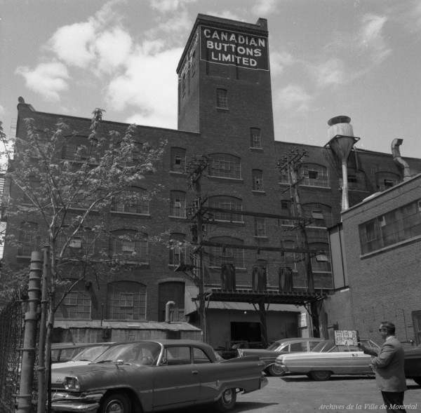 La Canadian Buttons Limited, rue Sainte-Antoine. 30 mai 1967. VM94,C1030-015.