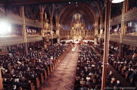 Funérailles collectives des victimes de Polytechnique. - 11 décembre 1989. Photo de Réjean Martel. VM94-U5165. Archives de la Ville de Montréal.