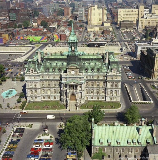 Vue aérienne de l'hôtel de ville de Montréal, 1974, VM94-B116-001