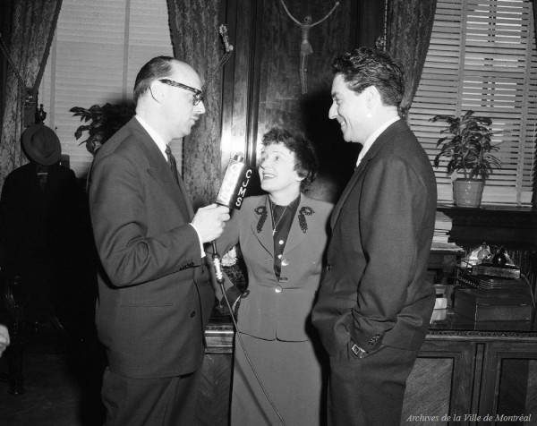 Édith Piaf à l'hôtel de ville en compagnie de jacques Pills et du maire jean Drapeau, 1955, VM94-Z1822-5