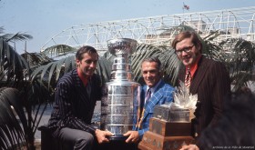 Jean Béliveau, Henri Richard, Ken Dryden, la coupe Stanley et le trophée Conn Smythe, 19 mai 1971, VM94-Ed041-158.