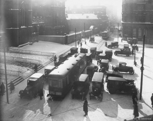 Problèmes de circulation sur la Place d'Armes, 1925, VM94-Z464