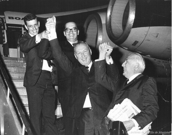 Gerry Snyder et son équipe à la suite de l'obtention de l'équipe, 27 mai 1968, VM6-D1980-32-2-1-001