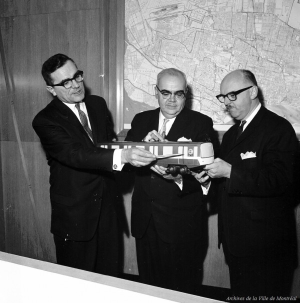 Le président Lucien Saulnier, Lucien L'Allier et le maire Jean Drapeau avec la maquette du métro. 16 mars 1963, VM94-M015-003