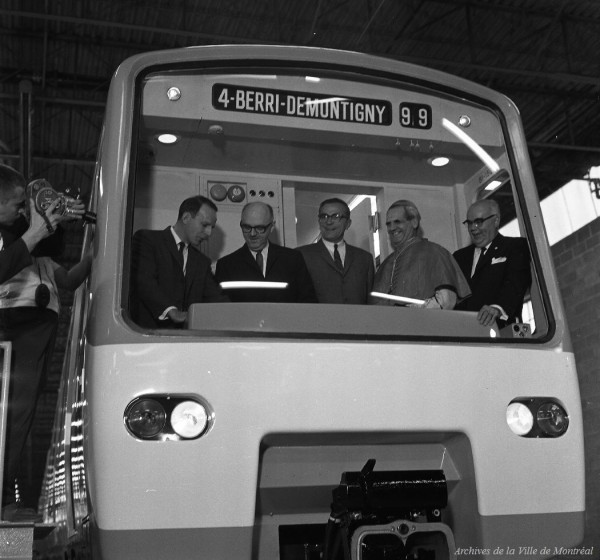Livraison des première voitures du métro en présence du maire Jean Drapeau, du président Lucien Saulnier, du cardinal Paul-Émile Léger et de Lucien L'Allier, photo de Robert Vandensteene, 24 août 1965, VM94-M162-030