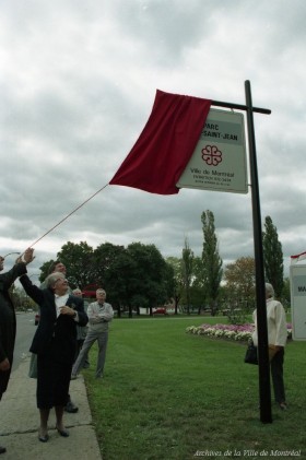 Léa Cousineau lors de l'inauguration du parc Idola-Saint-Jean, 4 octobre 1994, VM94-1994-0498-016.