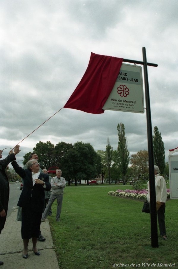 Léa Cousineau lors de l'inauguration du parc Idola-Saint-Jean, 4 octobre 1994, VM94-1994-0498-016.