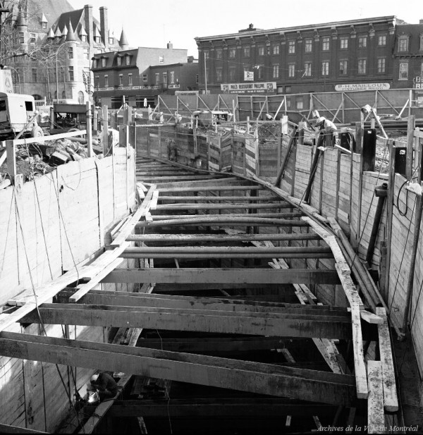 Travaux de construction près du square Viger, photo de Louis-Philippe Meunier, octobre 1964, VM94-M074-025