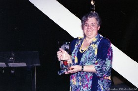 Léa Cousineau reçoit le prix "Personnalité féminine de l'année" au Salon de la femme, 27 avril 1990, VM94-U5299-021.
