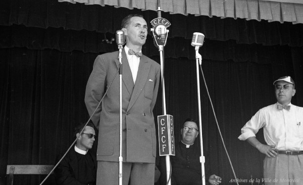 Claude Robillard sur la scène de La Roulotte lors du pique-nique annuel à l'île Sainte-Hélène, 20 août 1954, VM105-Y-2_022-15