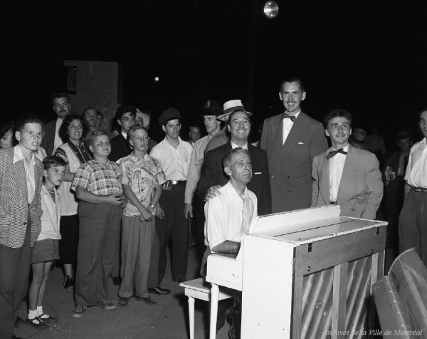 La Roulotte au square Dominion, 22 septembre 1954, VM105-Y-1_0167-06. On y voit Bernard Hogue au piano, le conseiller Frank Hanley, Claude Robillard et Paul Buissonneau