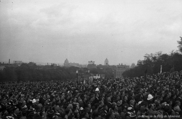 Célébrations du Tricentenaire au parc Jeanne-Mance avec l'hommage au Très Saint-Sacrement, photo d'Edgar Gariépy, 17 mai 1942, BM42-G1540