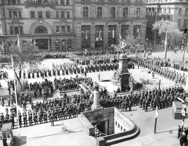 Cérémonie du salut à Maisonneuve, 18 mai 1942, VM12-14-1