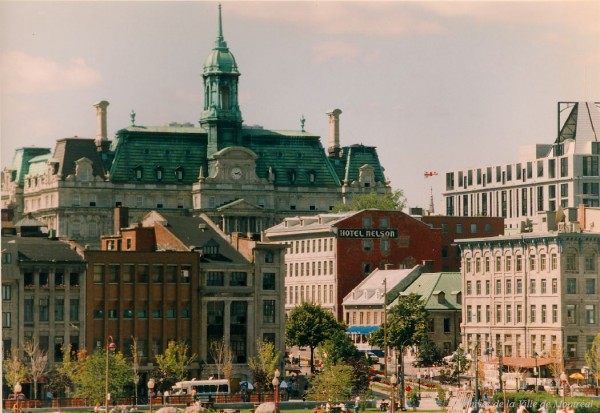 La Place Jacques-Cartier et l'hôtel de ville de Montréal, 1992, VM94-A1061-221