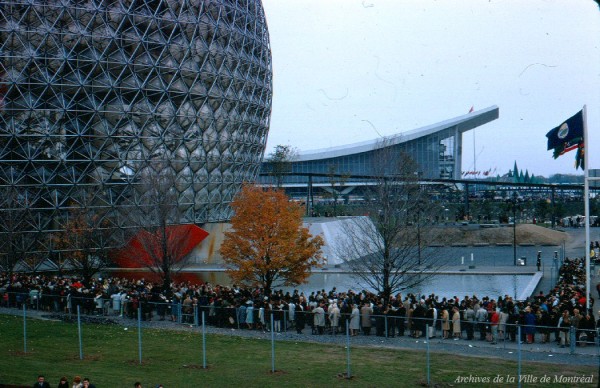 Les pavillons des États-Unis et de l'URSS, photo de Gilbert Ouellet, 1967, P123_1P029