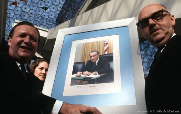 Leonard H. Marks, directeur de la United States Information Agency (USIA), remettant une photo autographiée du président Lyndon B. Johnson, photo de Yvon Bellemare, 14 octobre 1967, VM94-EXd022-011
