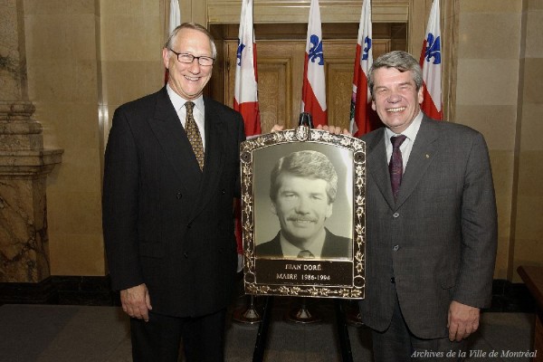 Dévoilement de la plaque du maire Jean Doré en présence du maire Gérald Tremblay,  2 mars 2003, VM94-0302041700-015