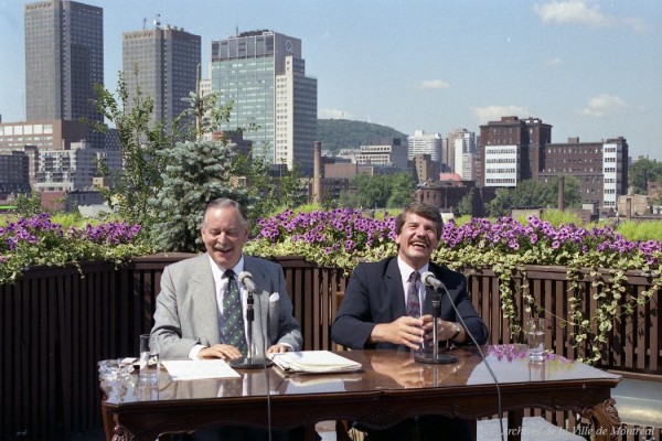 Accueil de Jacques Parizeau, chef du parti québécois sur la terrasse de l'hôtel de ville, 19 août 1989. VM94-E7221-006