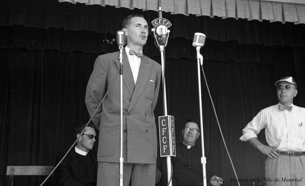 Claude Robillard sur la scène de La Roulotte lors du pique-nique annuel à l’île Sainte-Hélène, 20 août 1954, VM105-Y-2_022-15