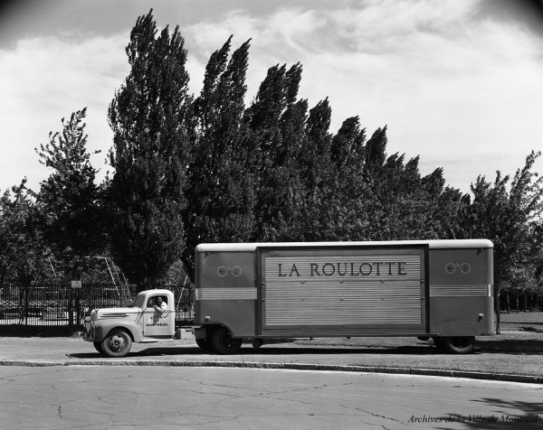 Le camion-remorque et sa scène de théâtre, 1953, VM105-Y-1_0005-006