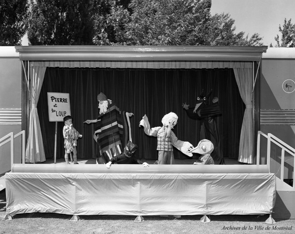 Spectacle du Théâtre des Petits présenté par La Roulotte dans le parc Laurier. 1953, VM105-Y-1_0005-012