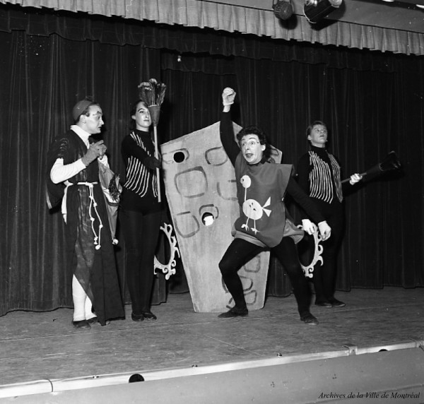 Présentation de la pièce «Le roi Dagobert» par le théâtre de La Roulotte. De gauche à droite : Jean-Louis Millette, Élise Charette, Paul Buissonneau et Clémence Desrochers. 1954, VM105-Y-3_007-10