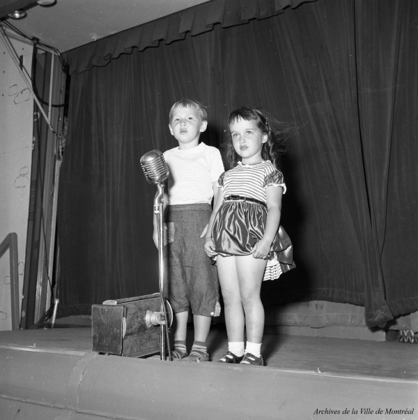 Enfants chantant lors d'un passage de La Roulotte au parc Sir-Wilfrid-Laurier 11 juillet 1955, VM105-Y-3_021-16
