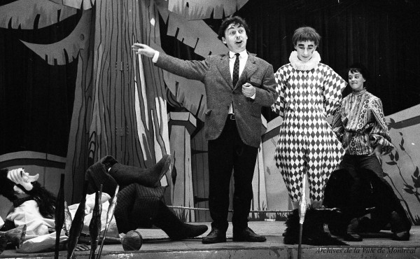 Paul Buissonneau et Yvon Deschamps, lors de la répétition de la pièce «Pierre et le Loup» au centre récréatif Père-Marquette. 1959. VM105,SY,SS2,D282-08
