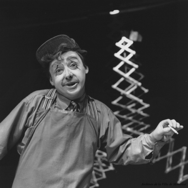 Paul Buissonneau joue le personnage de l'ivrogne Du Guesclin, dans la pièce «La tour Eiffel qui tue». 1957, VM105-Y-3_245-06