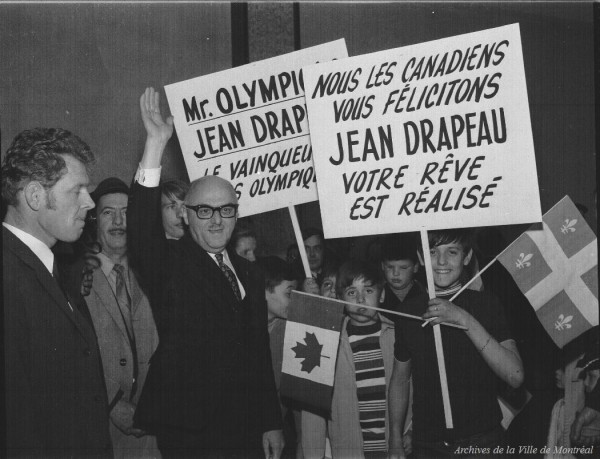 Arrivée du maire Jean Drapeau à l’aéroport de Dorval après l’obtention des Jeux, mai 1970, VM94-E2605-25