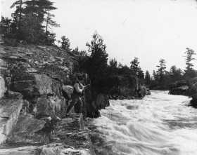 Partie de pêche dans des rapides, en Ontario. 1913. 